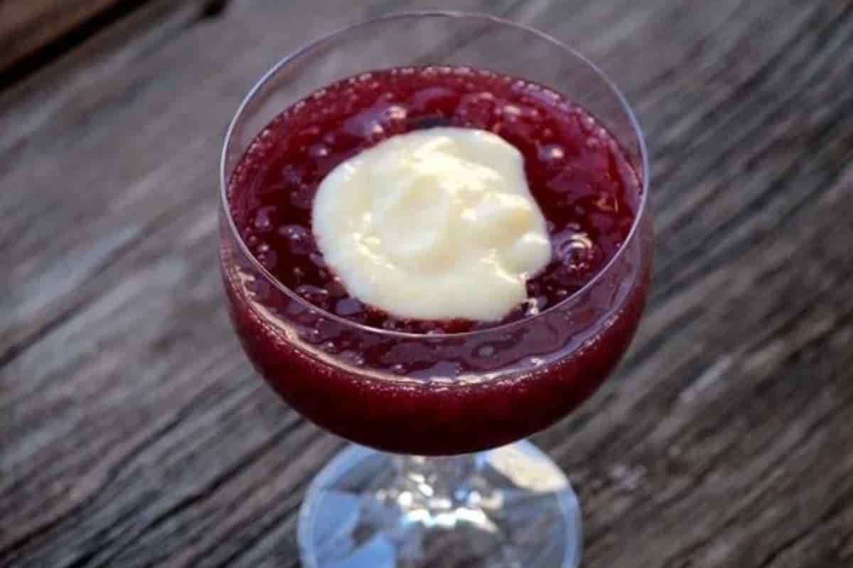 Sagu de Vinho com Creme: Uma Sobremesa Tradicional e Deliciosa