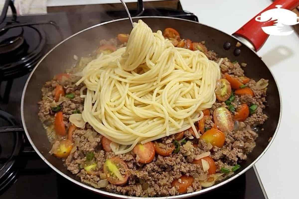 Esse macarrão na manteiga com carne moída vai te conquistar do primeiro garfo!