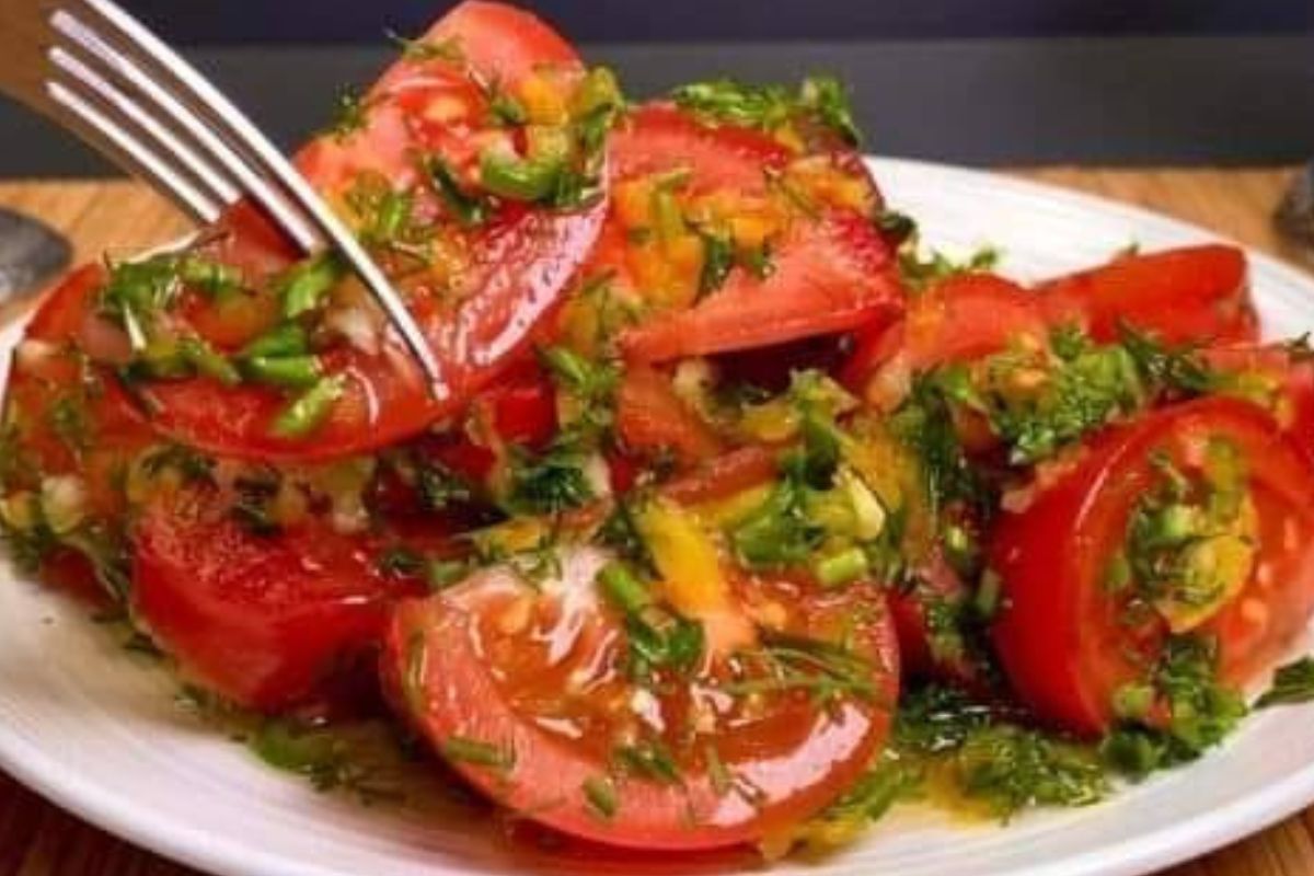 Essa Salada Mágica de Tomate vai te conquistar do primeiro garfo